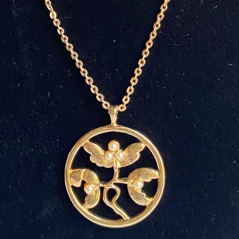 Avon dainty flower pendant necklace with faux micro pearls on goldtone chain VTG